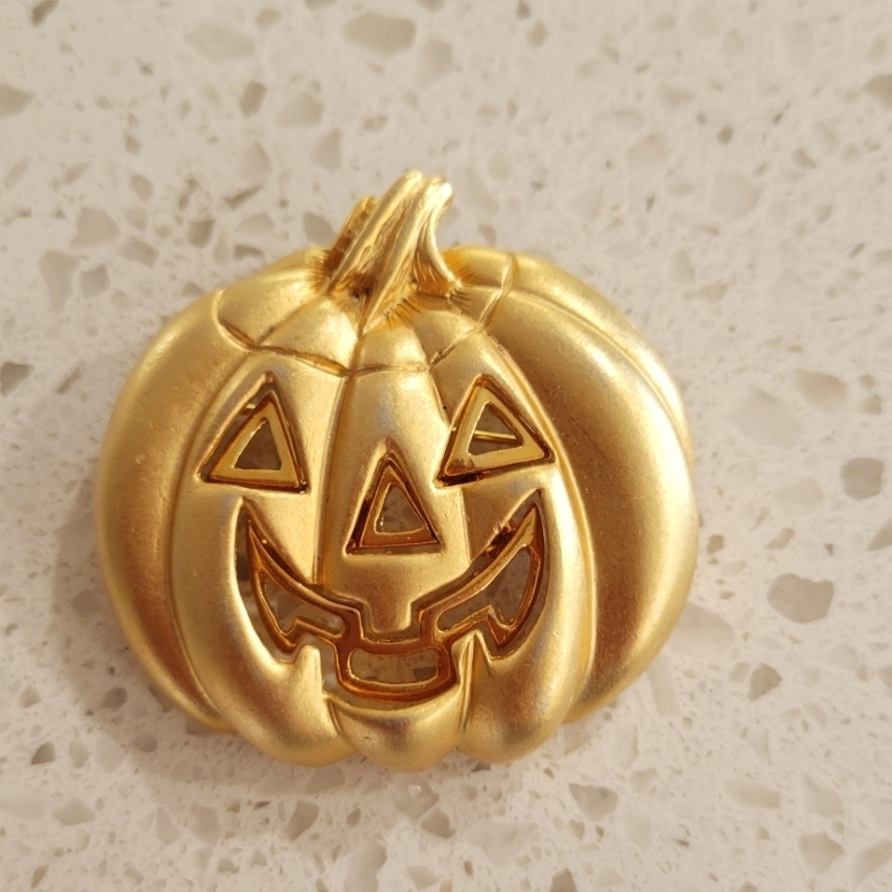 🎃 Gold Pumpkin Brooch – Festive Fall Accessory | Autumn Statement Pin